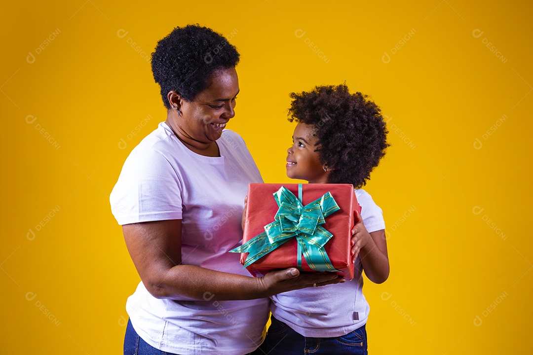 Mãe dando presente a sua filha dia das crianças