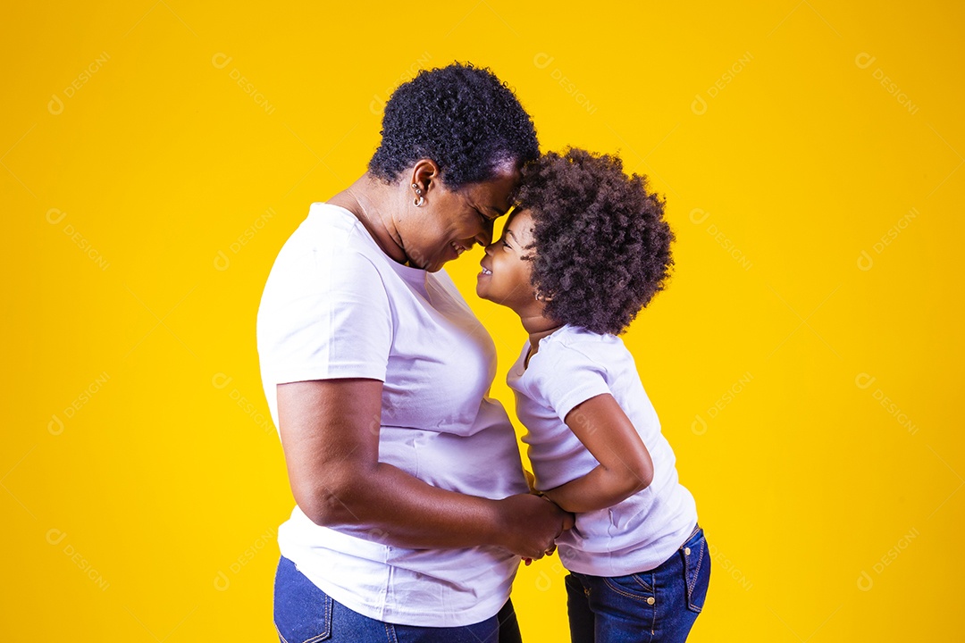 Mãe brincando com sua filha