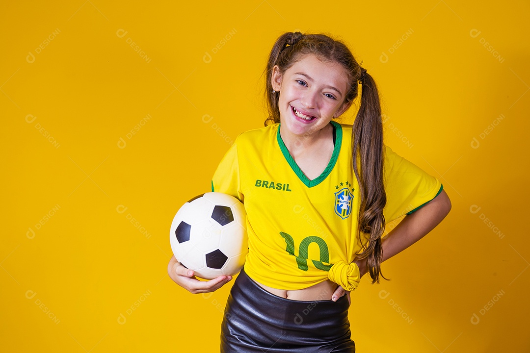 Linda criança torcedora brasileira futebol fundo isolado amarelo