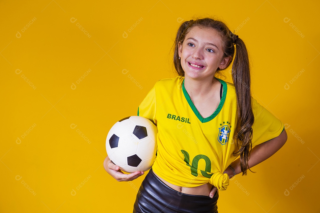 Linda criança torcedora brasileira futebol fundo isolado amarelo