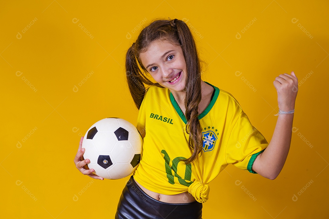 Linda criança torcedora brasileira futebol fundo isolado amarelo