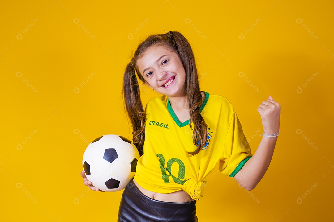 Linda criança torcedora brasileira futebol fundo isolado amarelo