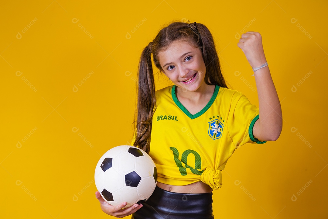 Linda criança torcedora brasileira futebol fundo isolado amarelo