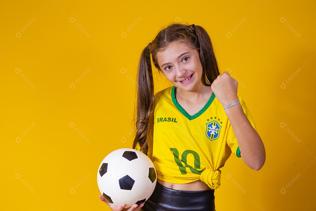 Linda criança torcedora brasileira futebol fundo isolado amarelo