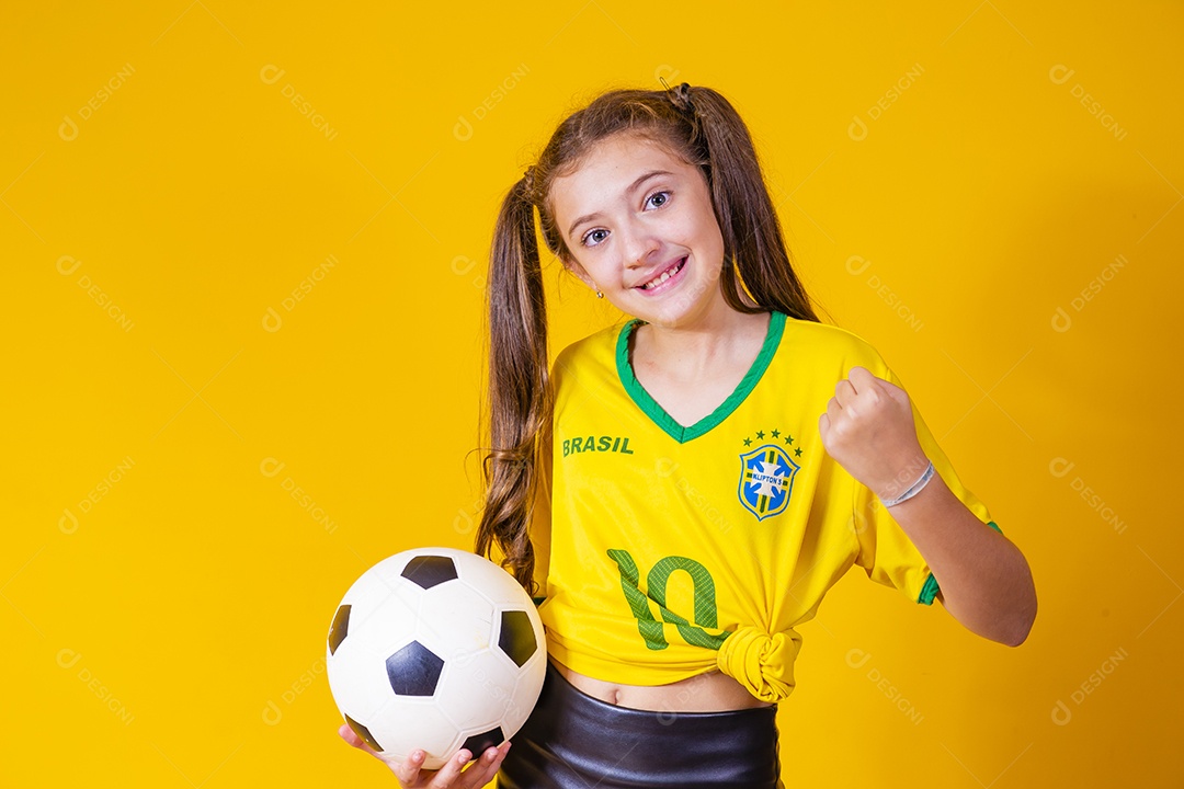 Linda criança torcedora brasileira futebol fundo isolado amarelo