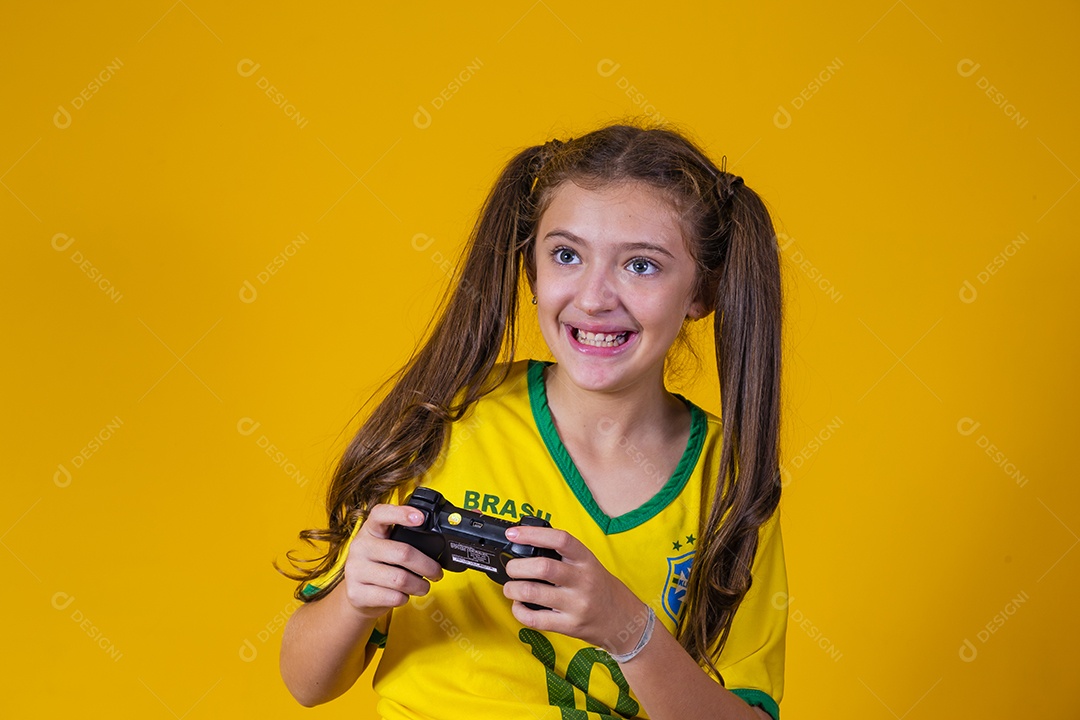 Linda criança torcedora brasileira futebol fundo isolado amarelo