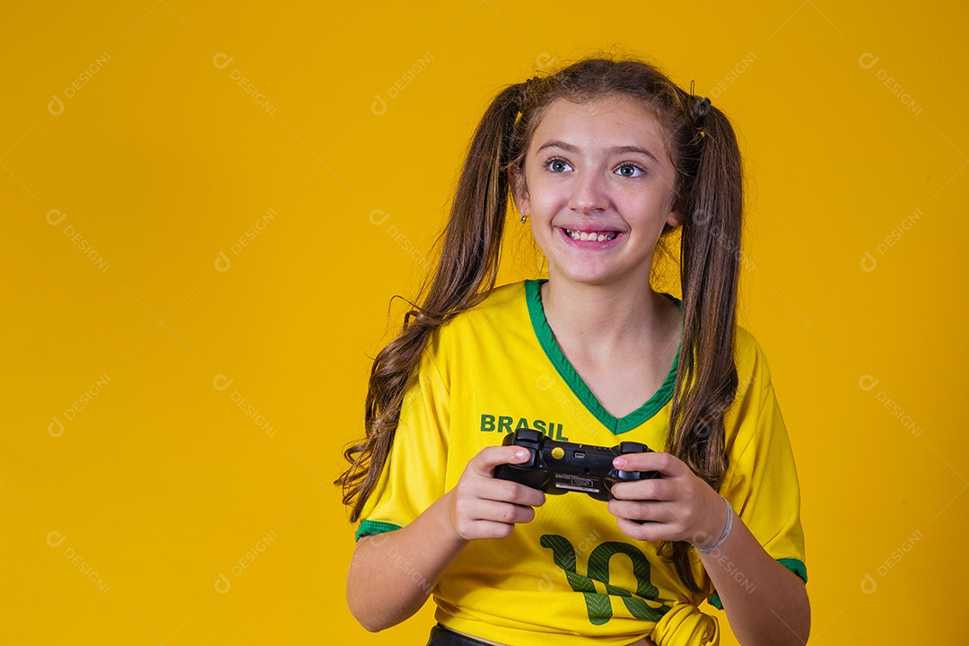 Linda criança torcedora brasileira futebol fundo isolado amarelo