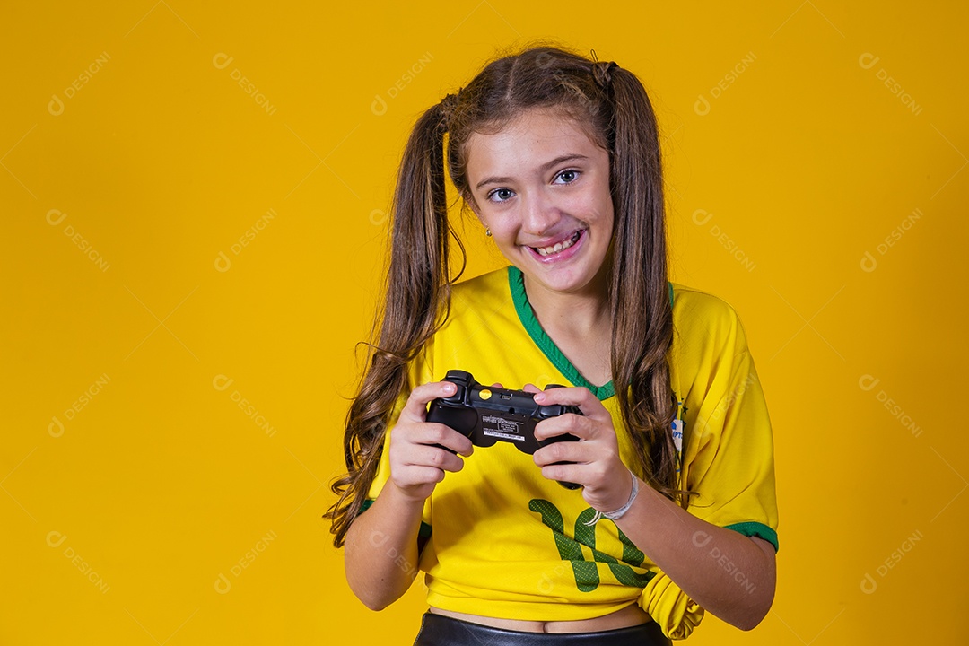 Linda criança torcedora brasileira futebol fundo isolado amarelo