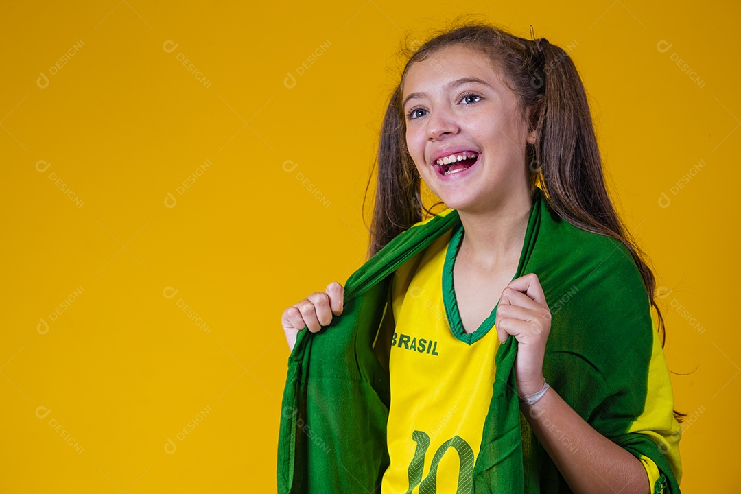 Linda criança torcedora brasileira futebol fundo isolado amarelo