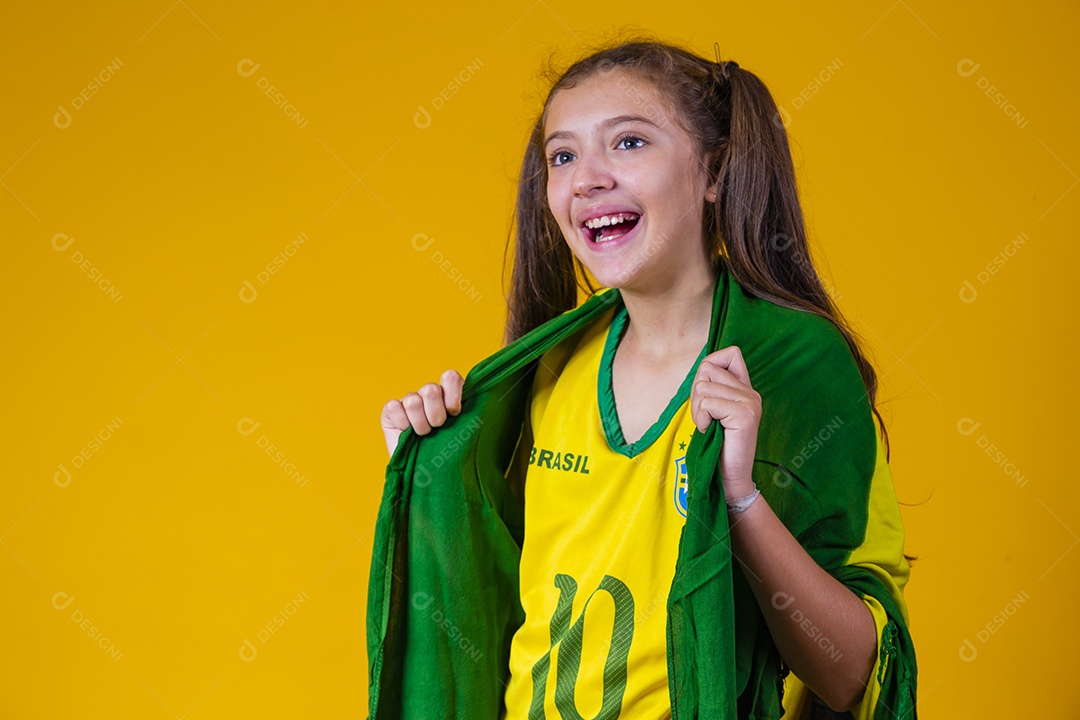 Linda criança torcedora brasileira futebol fundo isolado amarelo