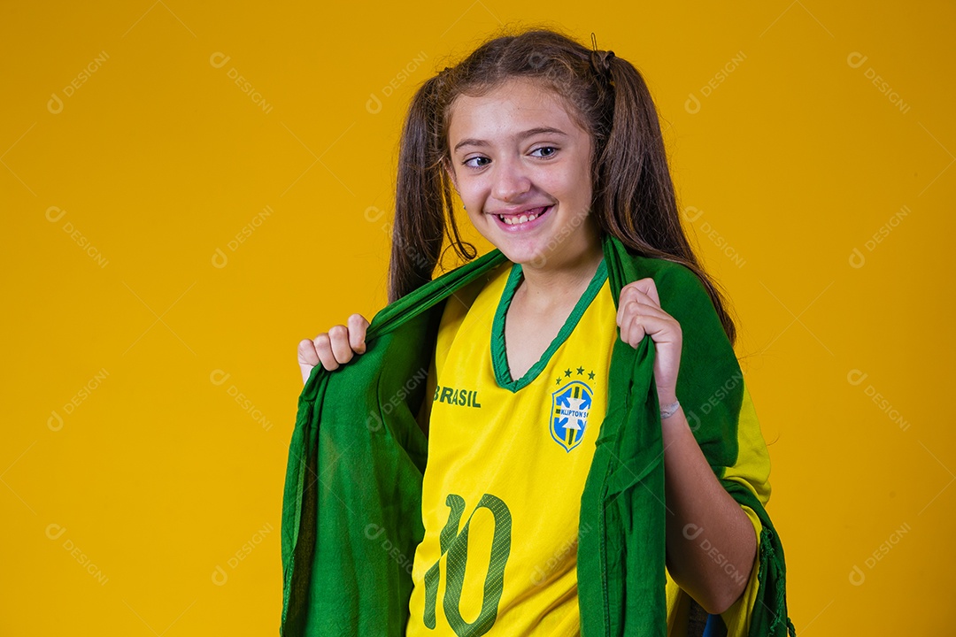 Linda criança torcedora brasileira futebol fundo isolado amarelo