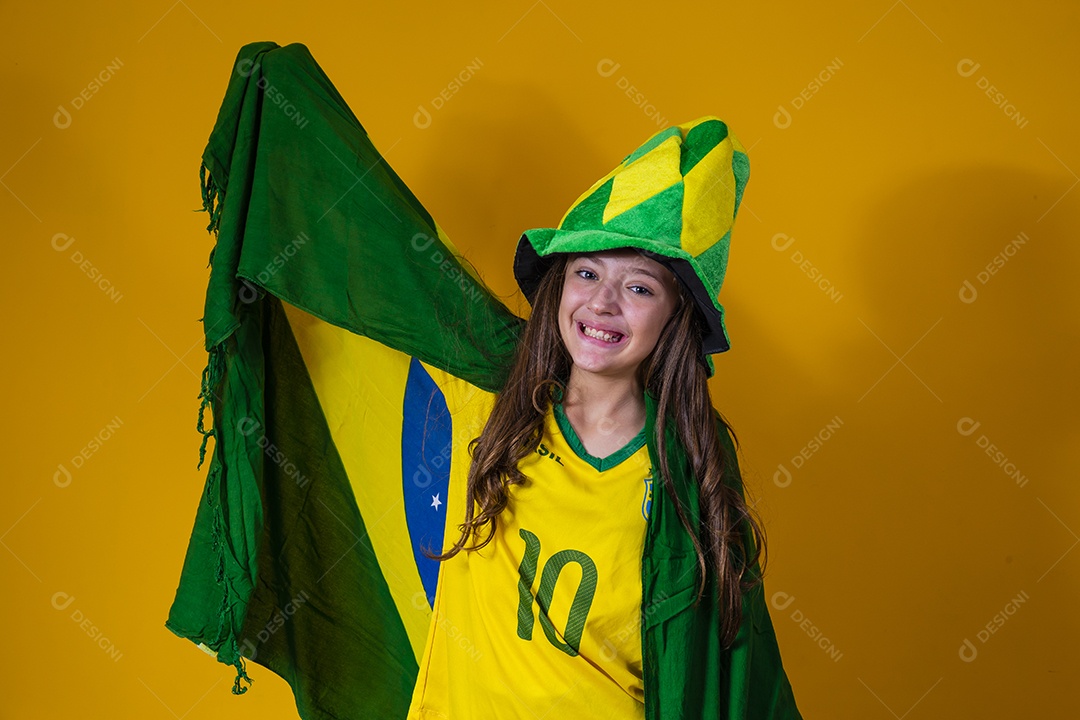 Linda criança torcedora brasileira futebol fundo isolado amarelo