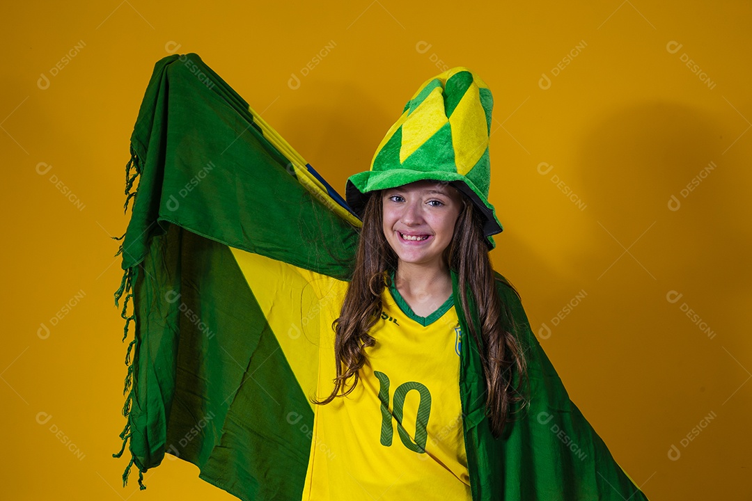 Linda criança torcedora brasileira futebol fundo isolado amarelo