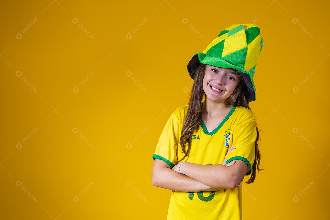 Linda criança torcedora brasileira futebol fundo isolado amarelo