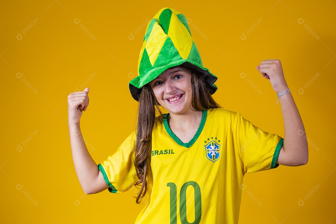 Linda criança torcedora brasileira futebol fundo isolado amarelo