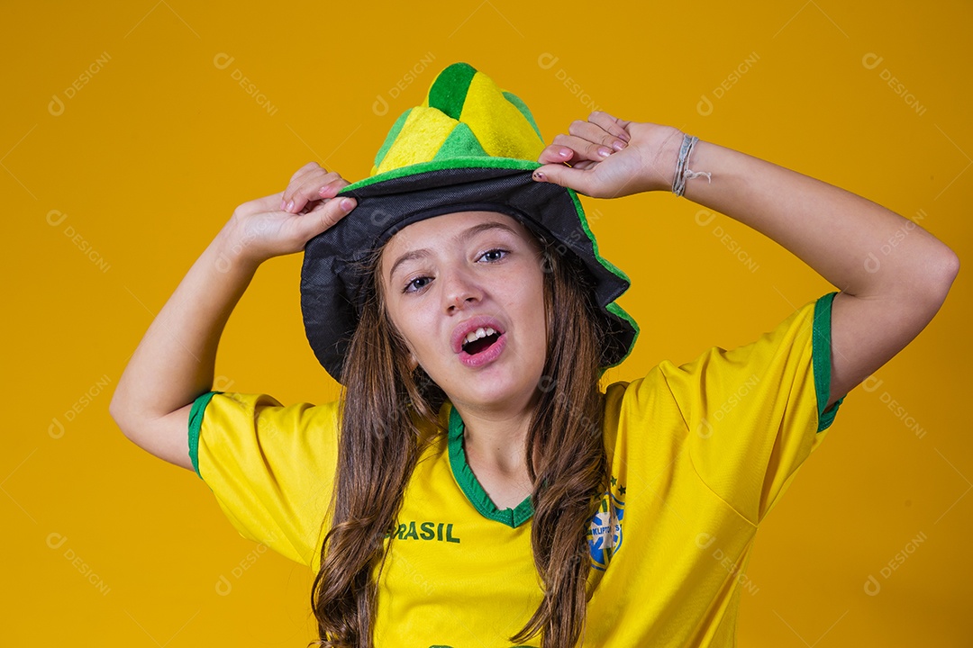 Linda criança torcedora brasileira futebol fundo isolado amarelo