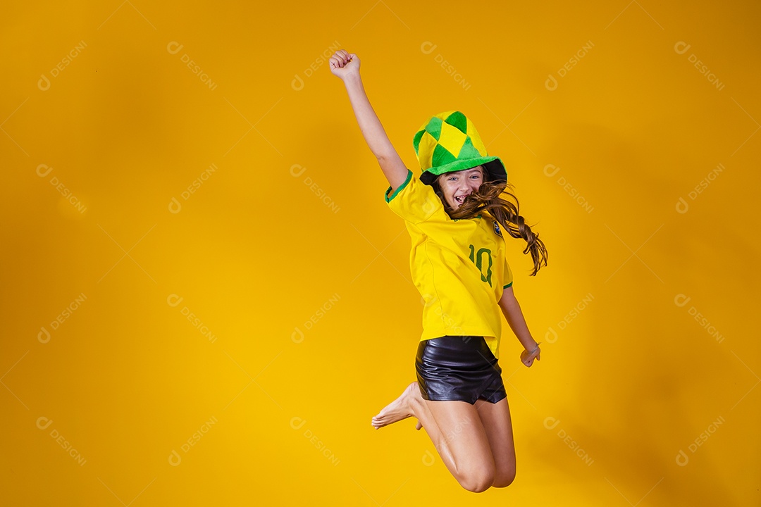 Linda criança torcedora brasileira futebol fundo isolado amarelo