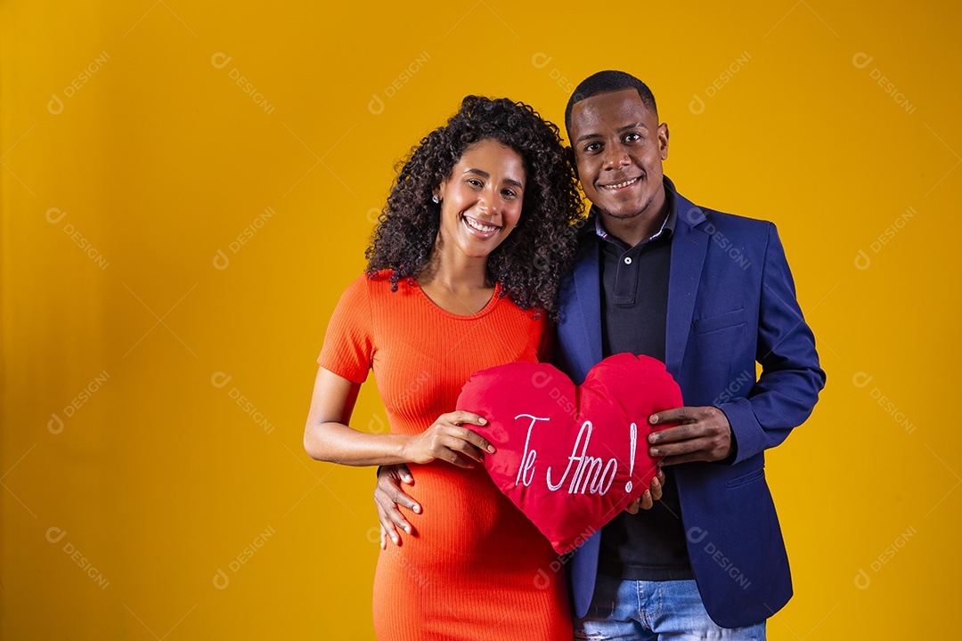 Casal felizes apaixonados sobre um fundo amarelo