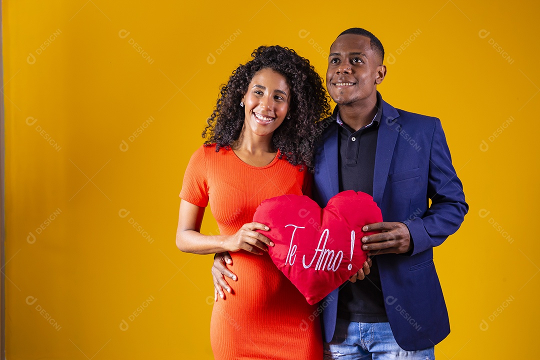 Casal felizes apaixonados sobre um fundo amarelo