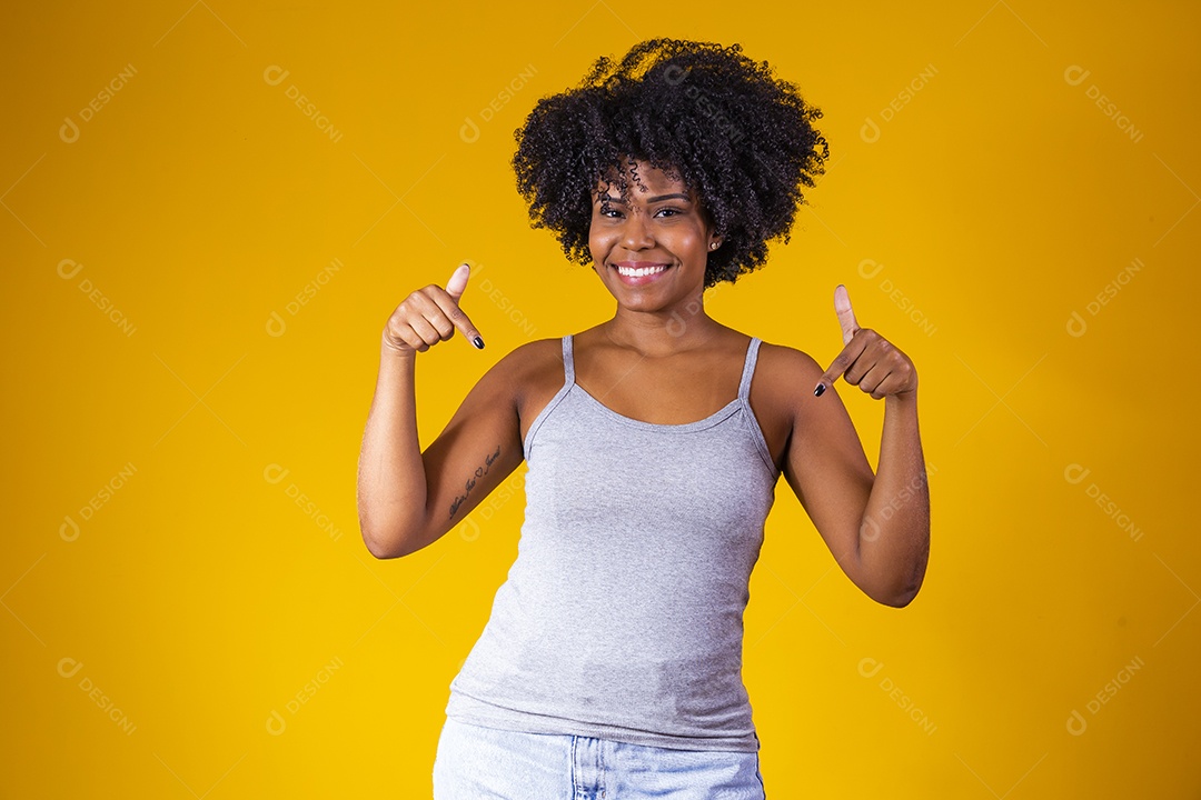 Mulher negra linda jovem garota fundo isolado amarelo