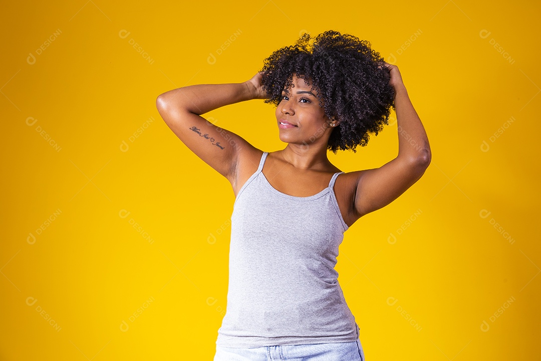 Mulher negra linda jovem garota fundo isolado amarelo