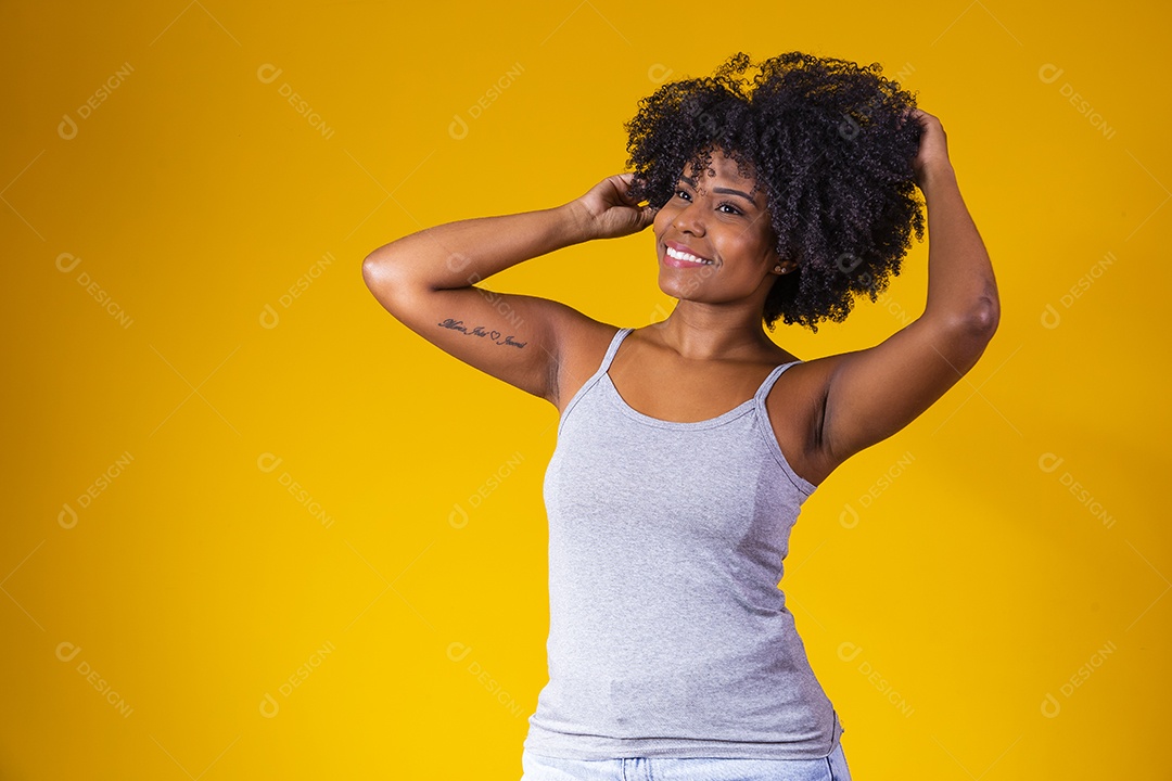 Mulher negra linda jovem garota fundo isolado amarelo
