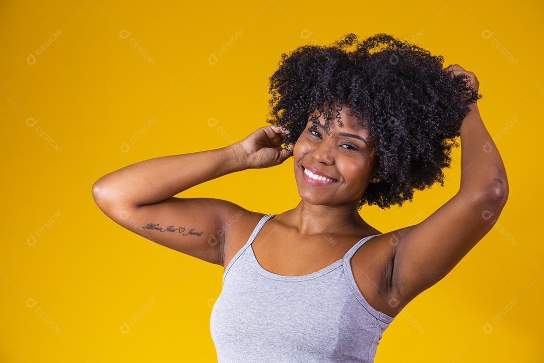 Mulher negra linda jovem garota fundo isolado amarelo