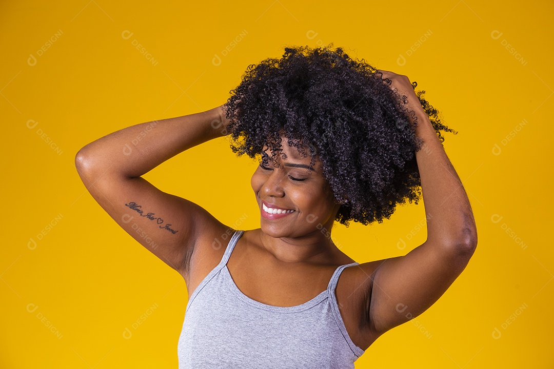 Mulher negra linda jovem garota fundo isolado amarelo