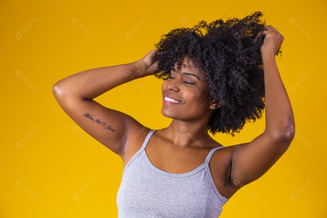 Mulher negra linda jovem garota fundo isolado amarelo