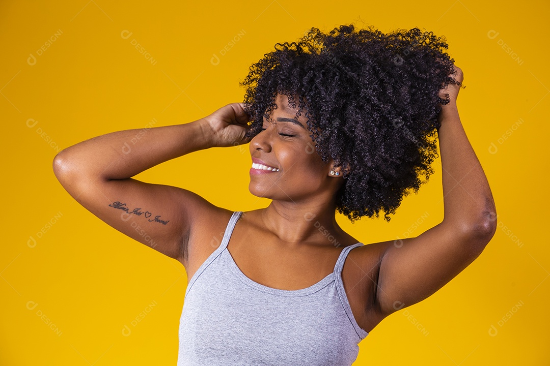 Mulher negra linda jovem garota fundo isolado amarelo