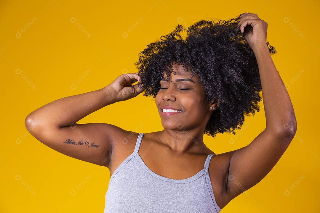 Mulher negra linda jovem garota fundo isolado amarelo