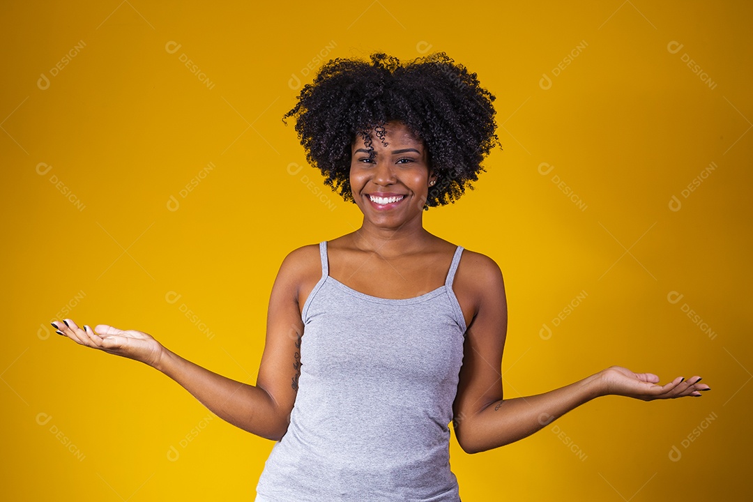 Mulher negra linda jovem garota fundo isolado amarelo