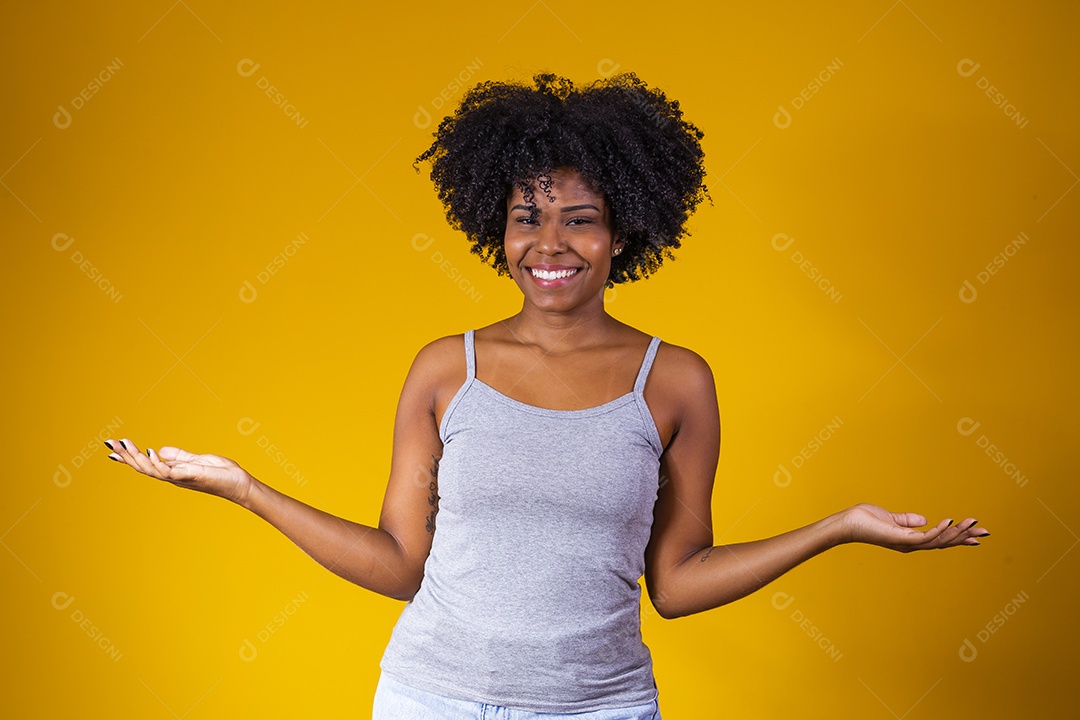 Mulher negra linda jovem garota fundo isolado amarelo