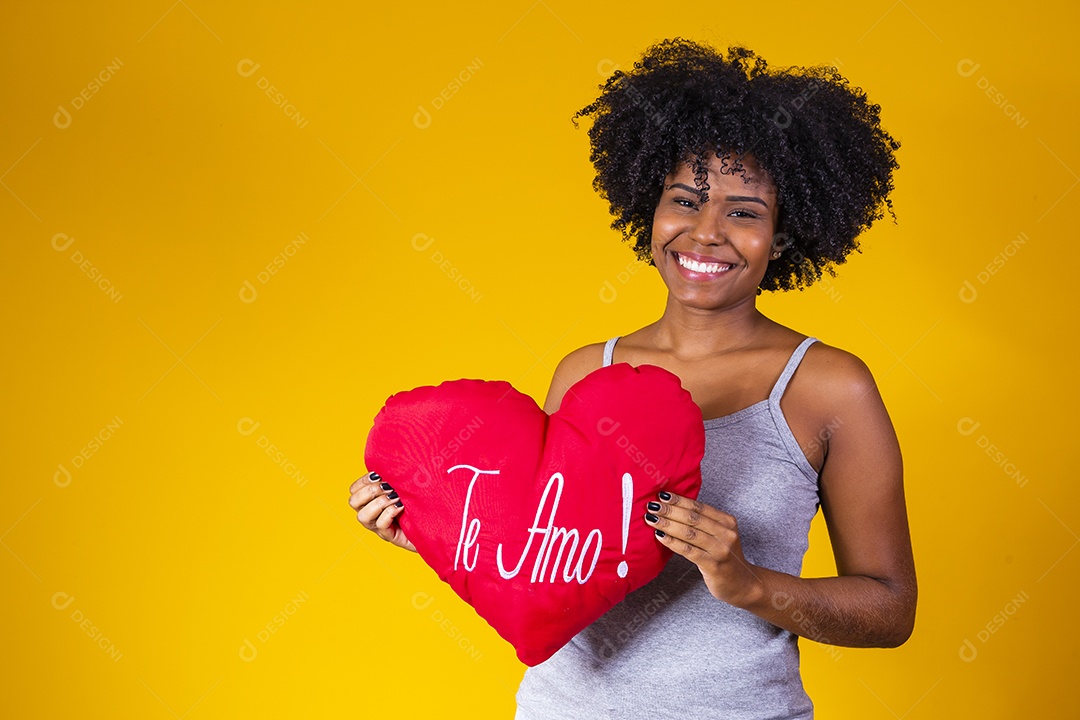 Linda mulher jovem cabelo afro segurando coração