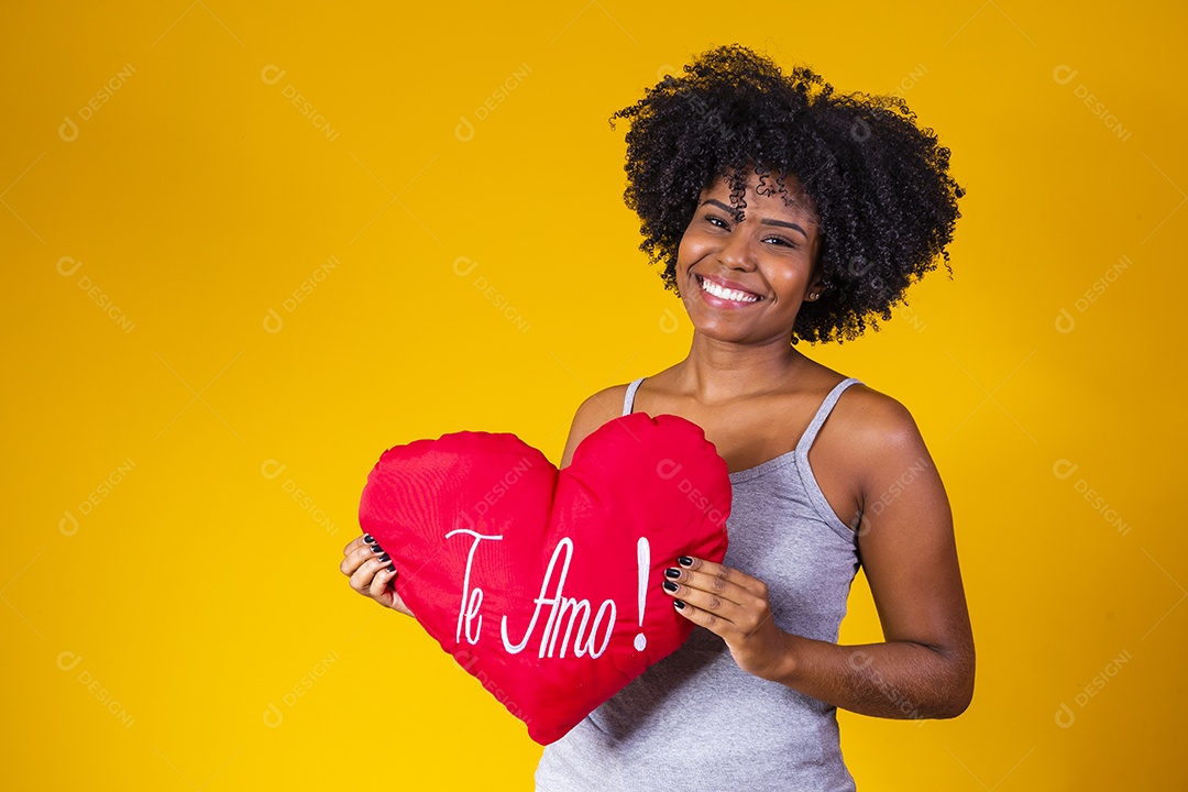 Linda mulher jovem cabelo afro segurando coração