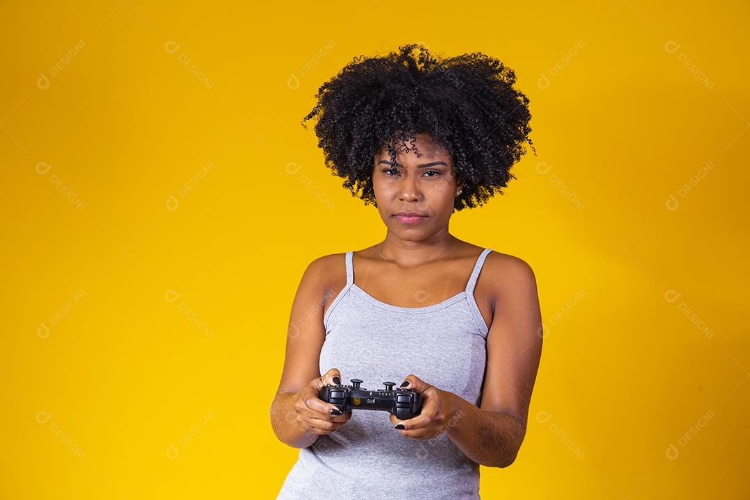 Linda mulher jovem morena cabelo afro