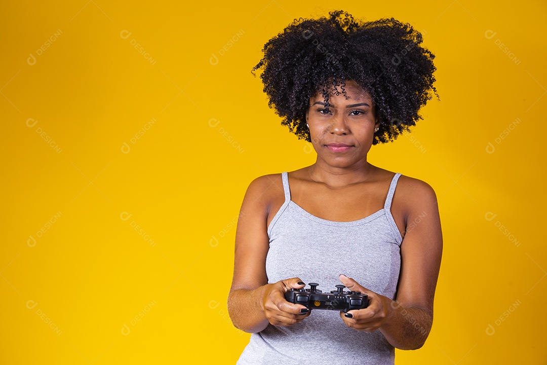 Linda mulher jovem morena cabelo afro