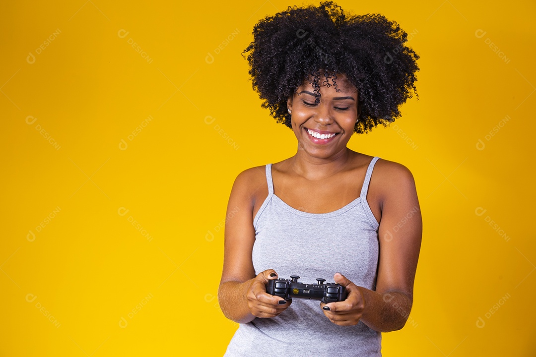 Linda mulher jovem morena cabelo afro