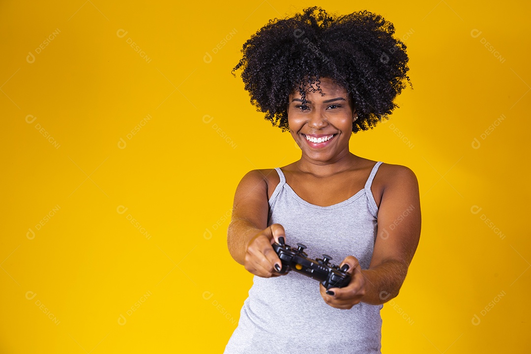 Linda mulher jovem morena cabelo afro