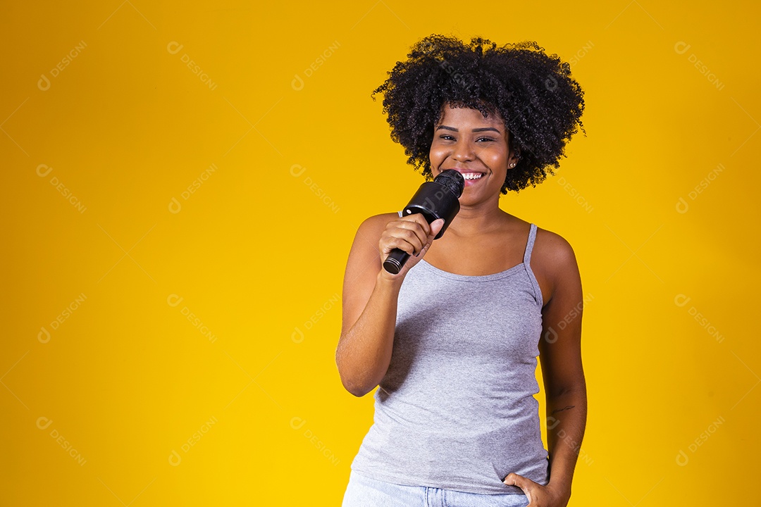 Linda mulher jovem morena cabelo afro