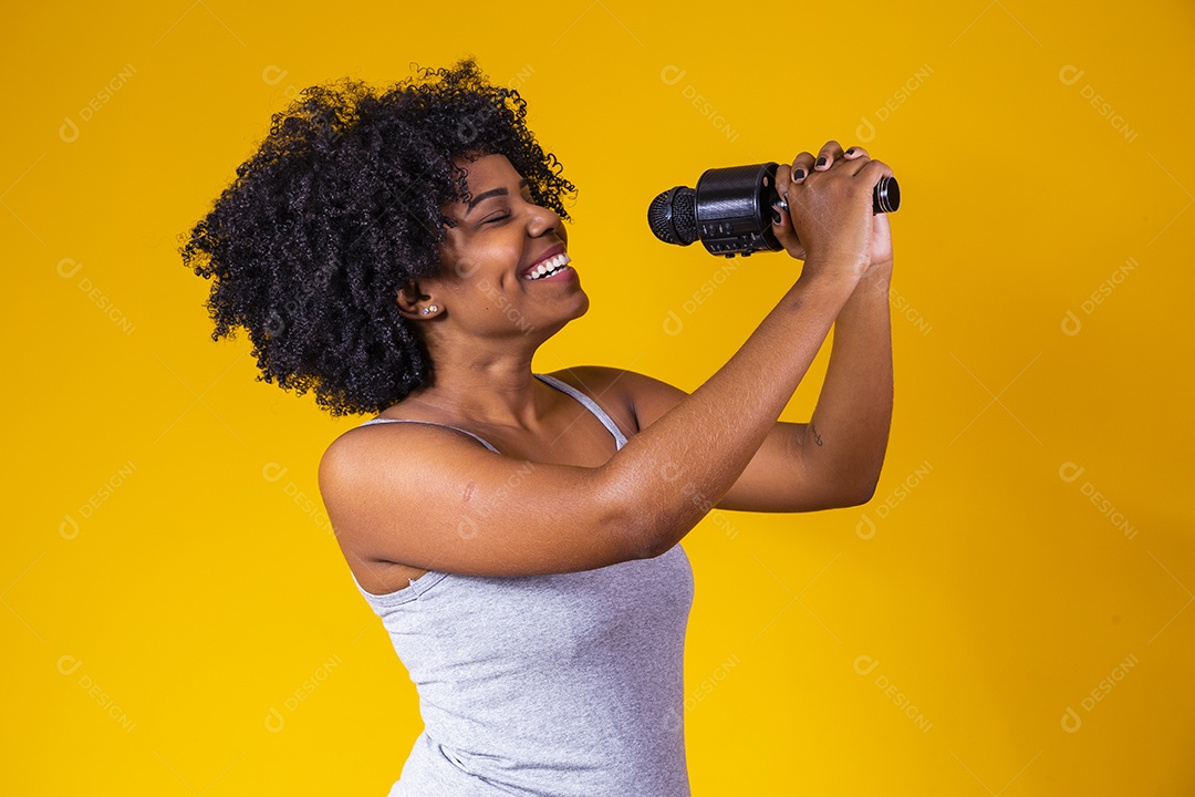 Linda mulher jovem morena cabelo afro