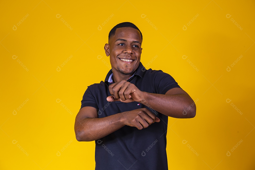 Homem jovem moreno sorridente e alegre