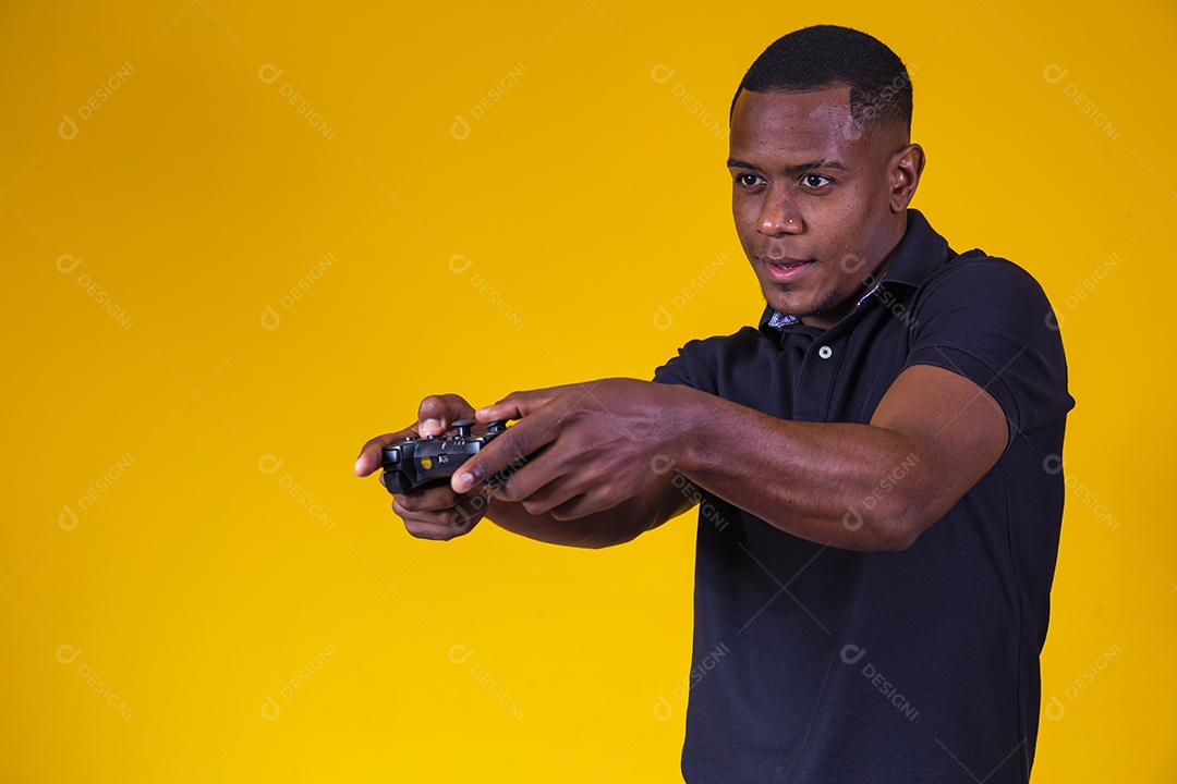 Homem jovem moreno sorridente e alegre jogando