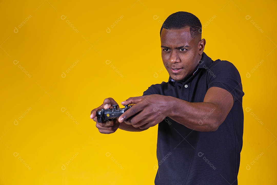Homem jovem moreno sorridente e alegre jogando