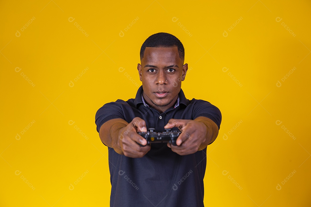 Homem jovem moreno sorridente e alegre jogando