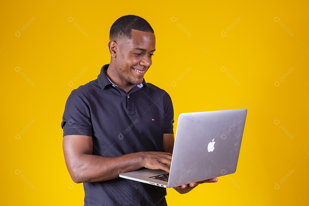 Homem jovem moreno sorridente e alegre usando notebook