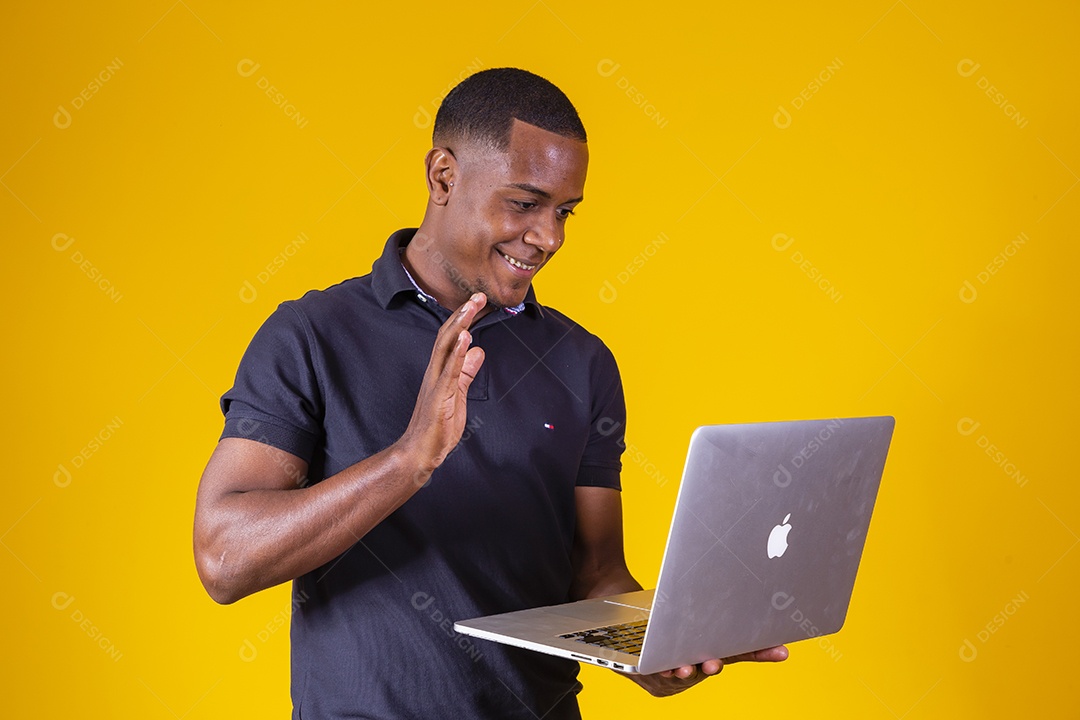 Homem jovem moreno sorridente e alegre usando notebook