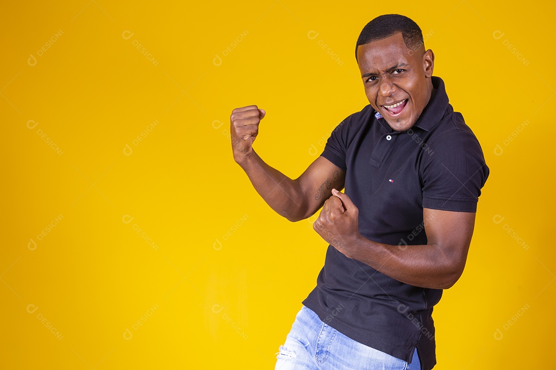 Homem jovem moreno sorridente e alegre