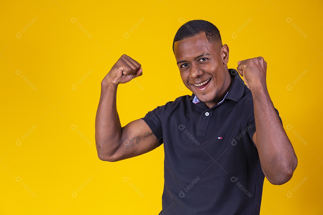 Homem jovem moreno sorridente e alegre