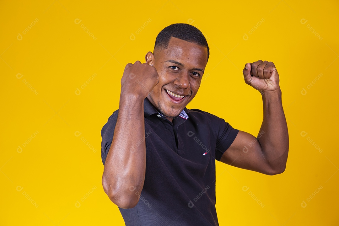 Homem jovem moreno sorridente e alegre